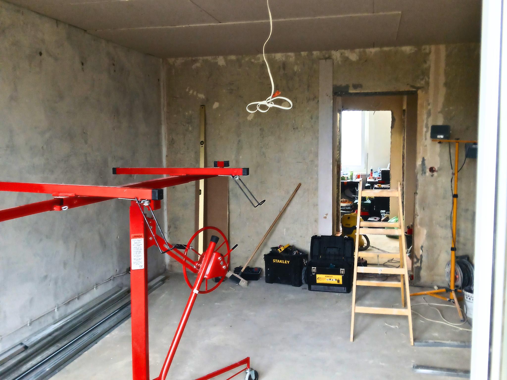 Przygotowanie ścian i sufitów przed remontem mieszkania w Zabrzu